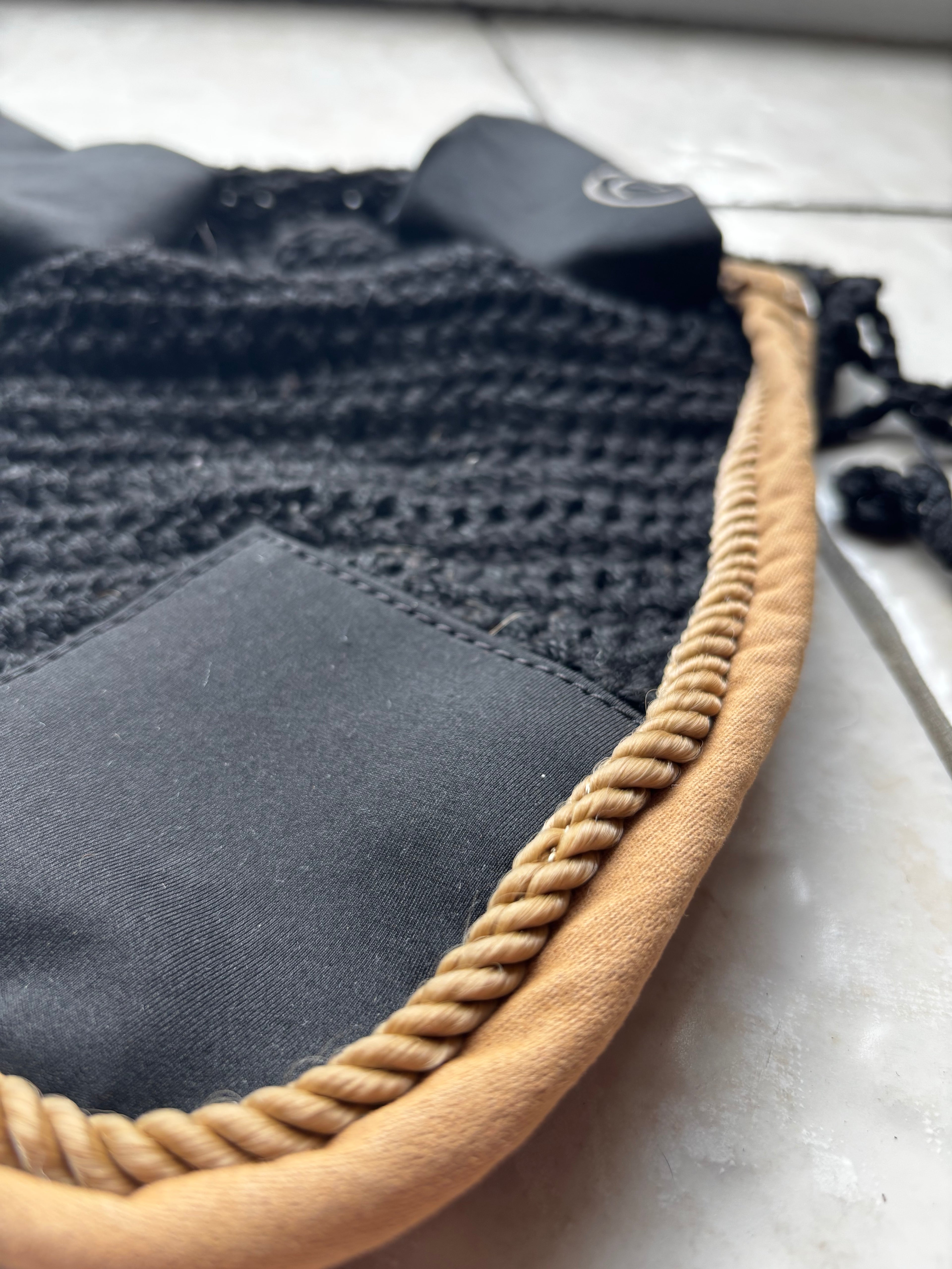 Bonnet noir et camel CH Sellerie